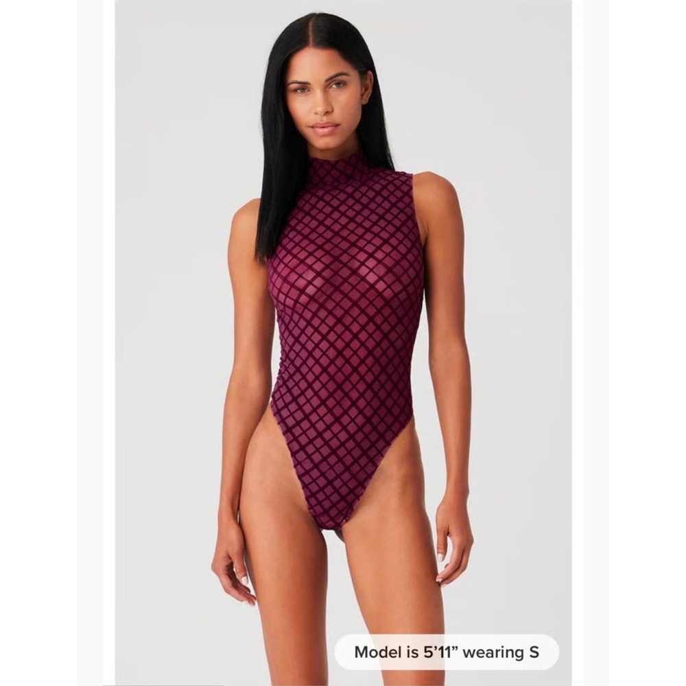 Alo Yoga Wild Berry Flocked Grid Mesh Bodysuit Mock Neck Streetfashion Boho